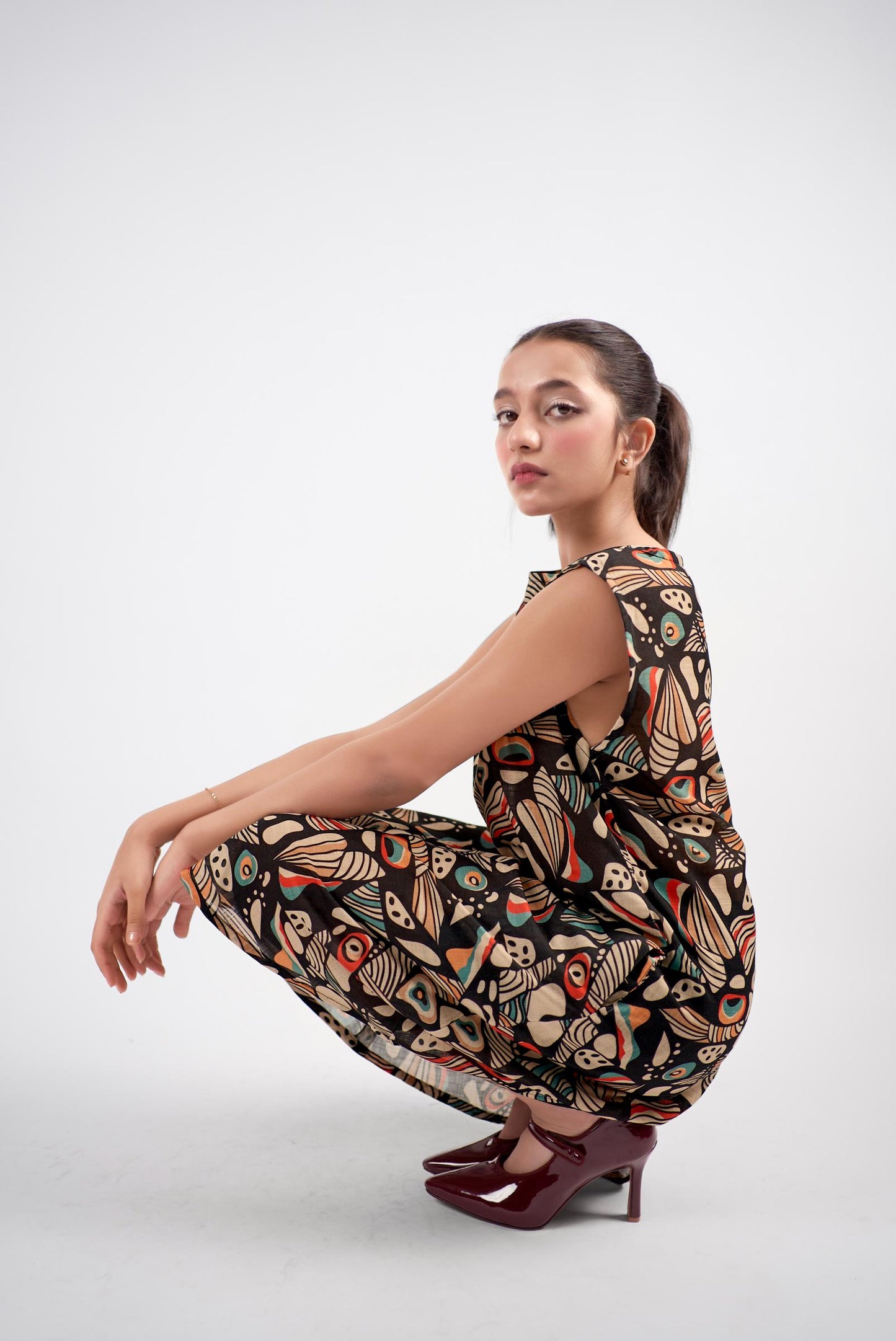 Sleek printed knee-length shift mini dress