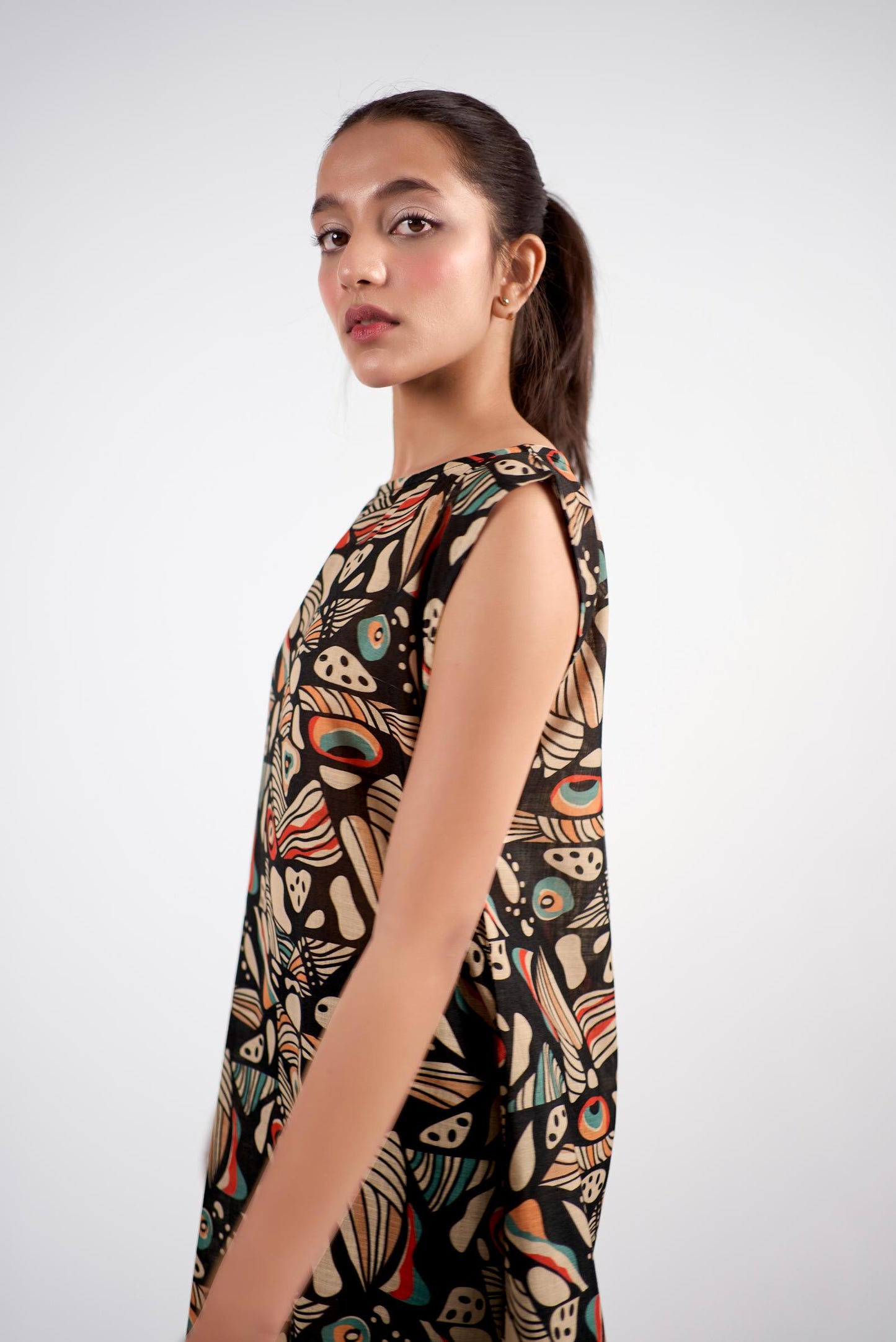 Sleek printed knee-length shift mini dress