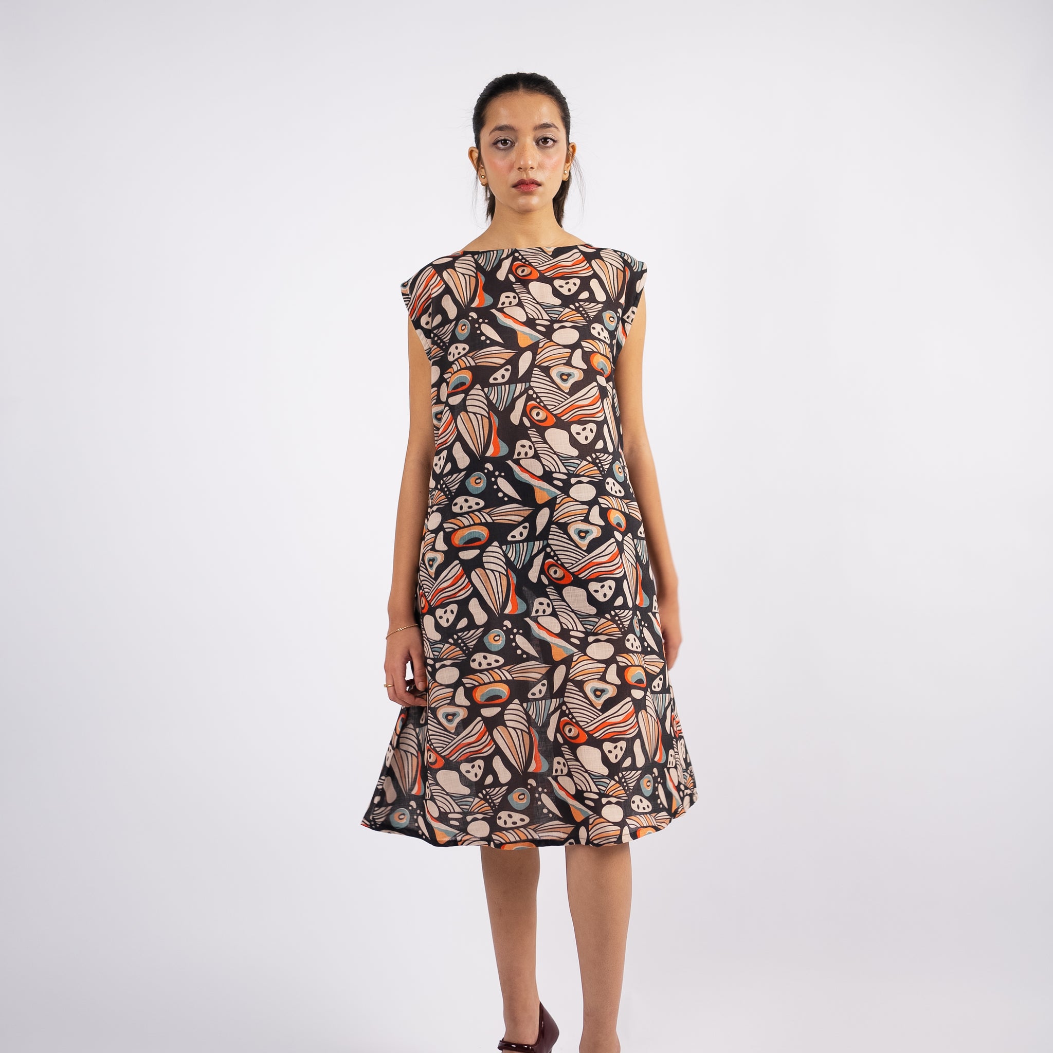 Sleek printed knee-length shift dress